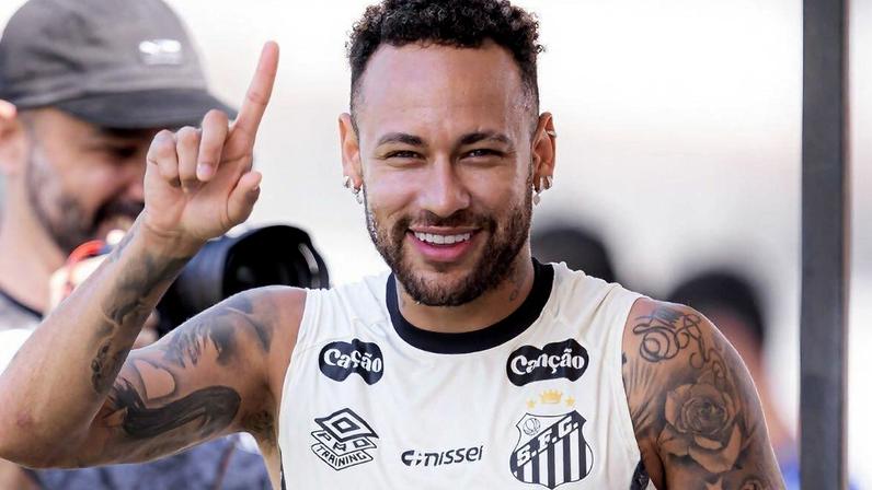 Neymar sorridente, celebrando gol contra garotos. Enquanto Ancelotti e jogadores da Seleção são cobrados por derrota contra França