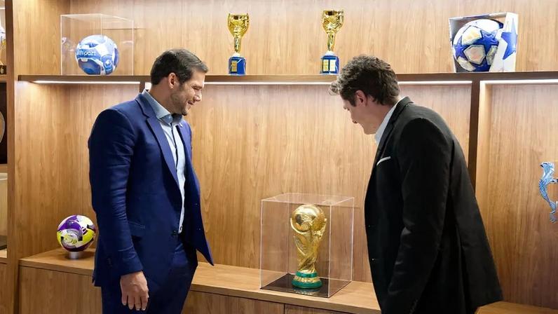 Presidente da CBF, Samir Xaud, ao lado do pentacampeão mundial em 2002 Edmilson (Foto: Samara Moumei/CBF)