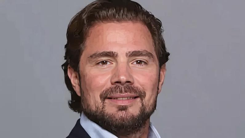 Quem é Daniel Vorcaro, preso na operação que liquidou o Banco Master. (Foto: Gurometal/Wikimedia Commons)