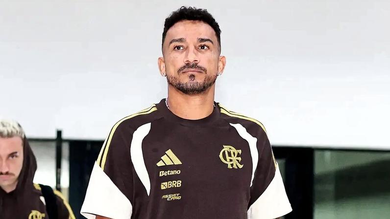 Danilo continua sem atuar com Jardim no Flamengo após convocação por Ancelotti