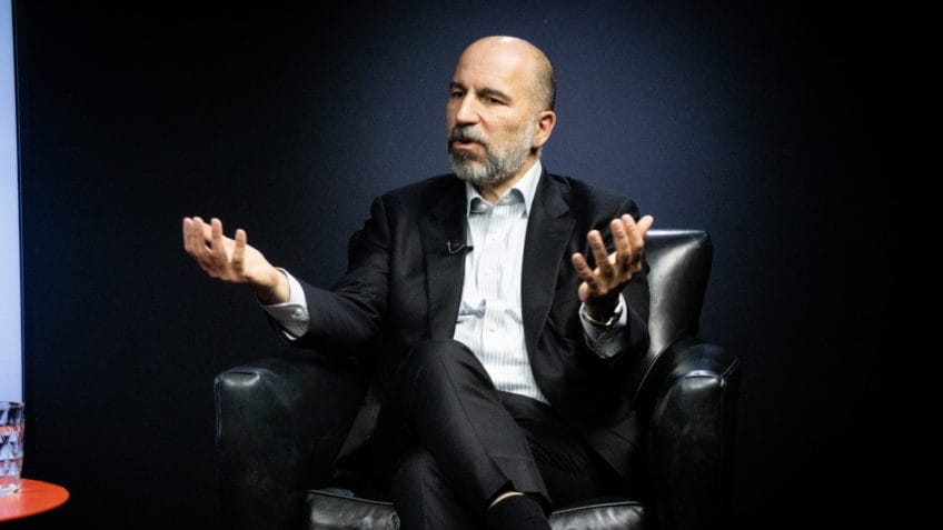 Dara Khosrowshahi, CEO global da Uber, disse em entrevista no estúdio do Poder360 esperar que a legislação brasileira sobre motoristas de aplicativo proporcione direitos sociais sem eliminar a flexibilidade