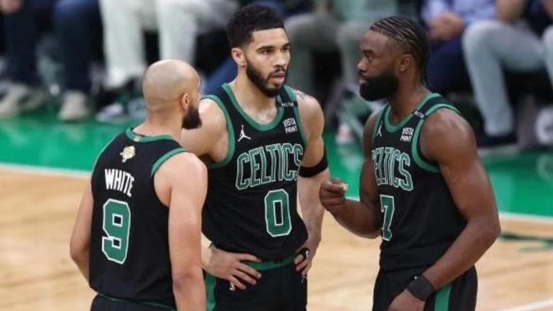 Atletas do Celtics protestam após expulsão de Jaylen Brown