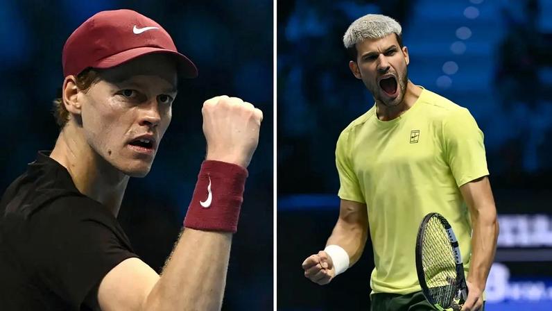 Jannik Sinner e Carlos Alcaraz se enfrentam em final inédita do ATP Finals (Foto: Marco BERTORELLO / AFP)