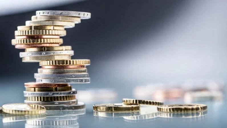 Moedas empilhadas formam uma torre