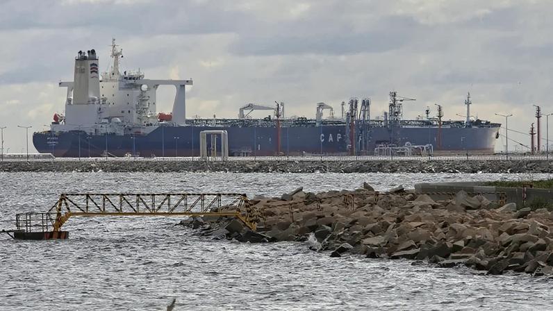 O petroleiro Atlantas — que a Sinokor comprou por US$ 70 milhões em janeiro de 2026. — fotografado em 2016 em uma refinaria na Polônia.