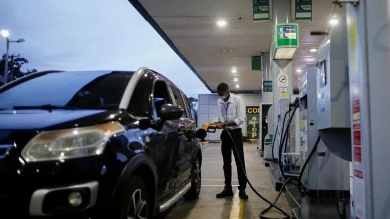 Funcionário abastece carro em posto de combustível em Brasília