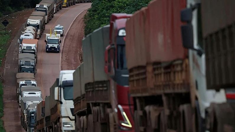 Caminhões transportando soja aguardam para descarregar carga no porto de Miritituba