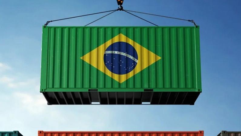 Contêiner de carga pendurado estampa bandeira do Brasil.