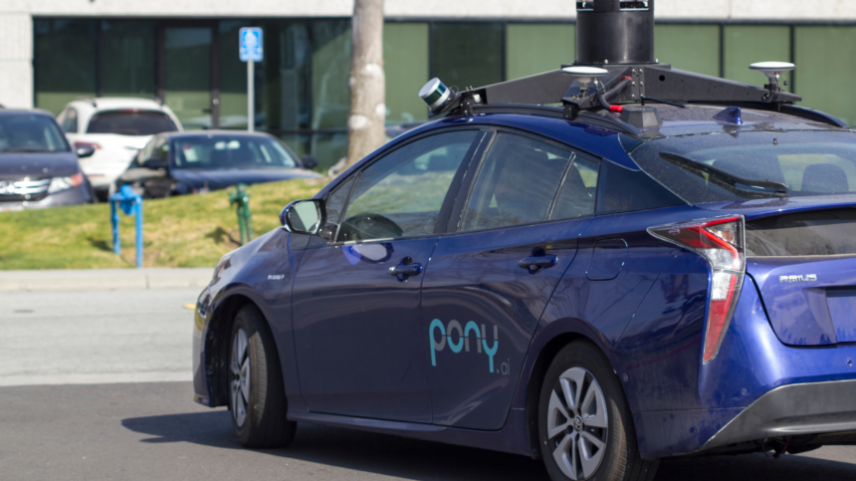 Carro autônomo da startup de direção autônoma Pony.ai, com a marca da empresa, é visto passando por testes no campus da companhia em Fremont, no Vale do Silício, Califórnia.