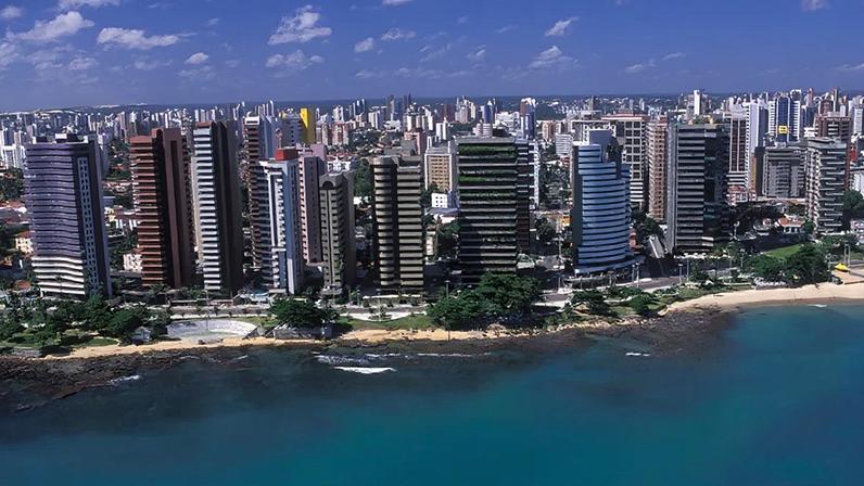 Nordeste, teve avanço de, 64,5% nas vendas de unidades de luxo e superluxo em 2025; na foto, orla de Fortaleza