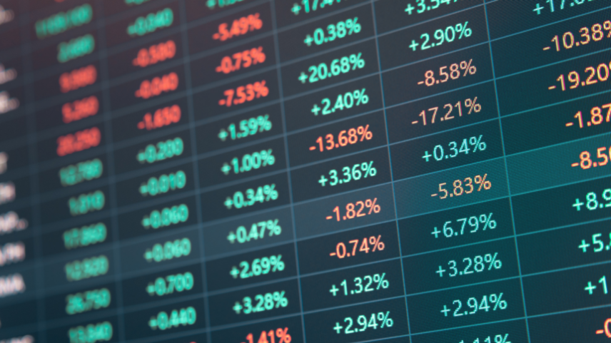 Foto de banco de imagens de mercado de ações e bolsa, com preços de compra, venda e volume exibindo mudanças rápidas.