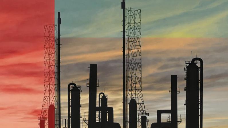 Foto de banco de imagens de uma refinaria de petróleo tendo ao fundo a bandeira dos Emirados Árabes Unidos.