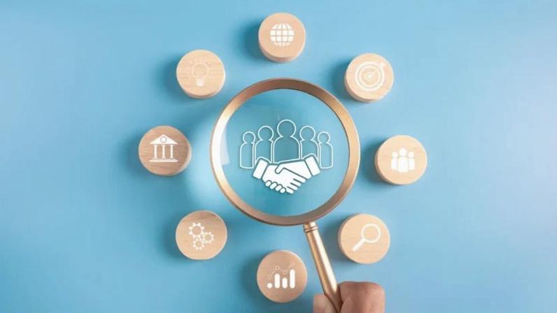 Realização de metas de negócios e objetivos com blocos de madeira e ícones de negócios.