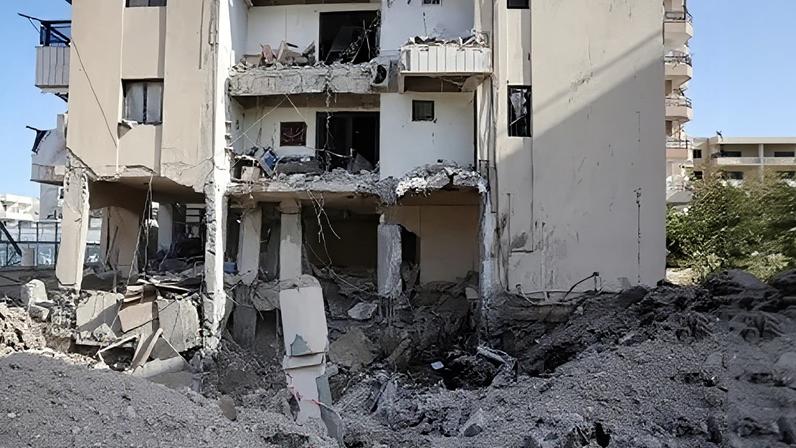 Detritos no local de um ataque a um edifício em Burj el-Shamali, após uma escalada de tensões entre o Hezbollah e Israel em meio ao conflito entre os EUA e Israel com o Irã, em Tiro, Líbano, 18 de março de 2026.