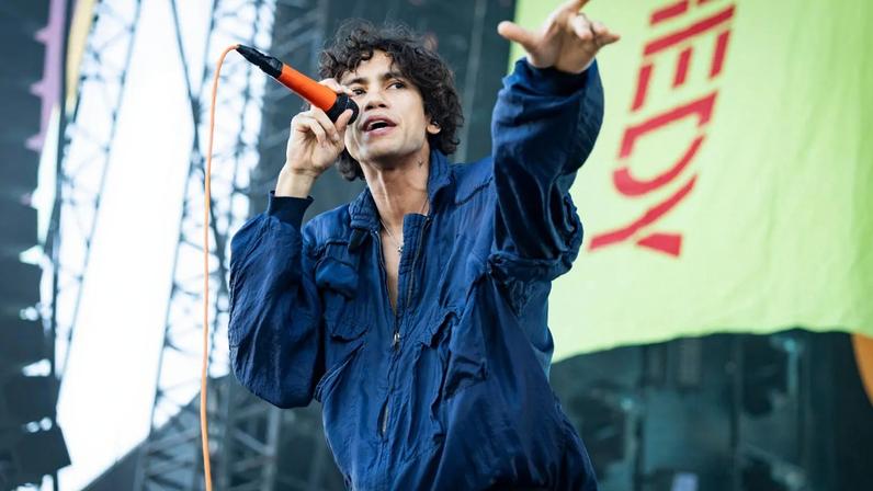 Dominic Fike conquista maior sucesso viral com música de oito anos atrás