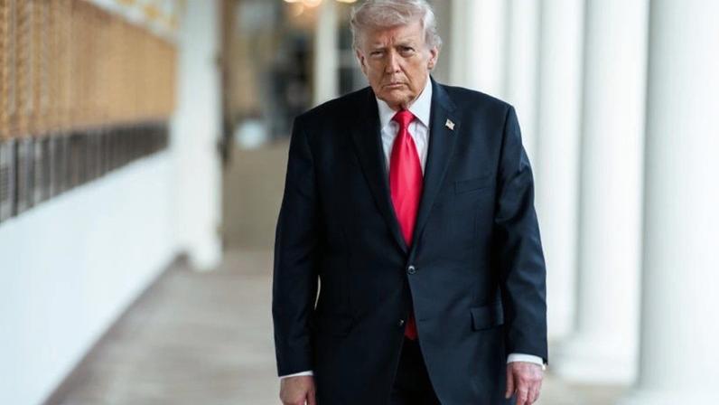 O presidente dos EUA, Donald Trump, no Salão Leste da Casa Branca