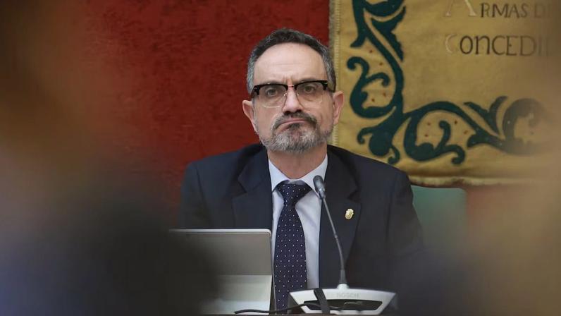 El alcalde de Móstoles, Manuel Bautista, durante un pleno extraordinario en el Ayuntamiento de Móstoles el 24 de febrero.