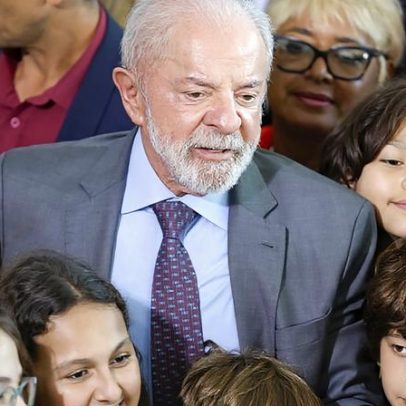 Lula critica quem diz ser pró-família e defende internet sem lei
