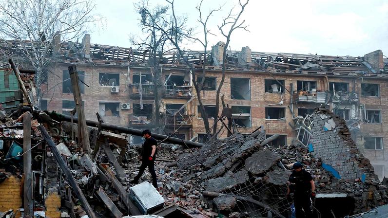 Police officers inspect the site of a building hit by a Russian ballistic missile strike, amid Russia's attack on Ukraine, in Kyiv, Ukraine April 24, 2025. REUTERS/Valentyn Ogirenko/File Photo