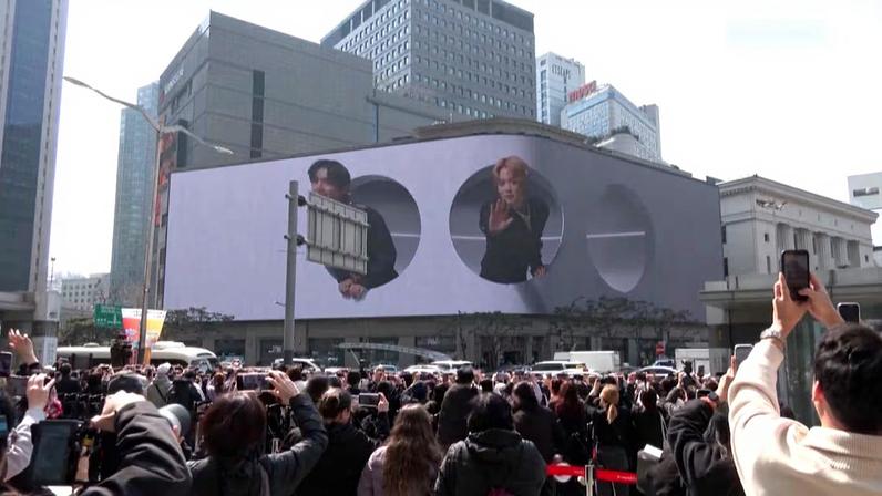Fãs do BTS reunidos em frente a letreiro do grupo na Coreia do Sul