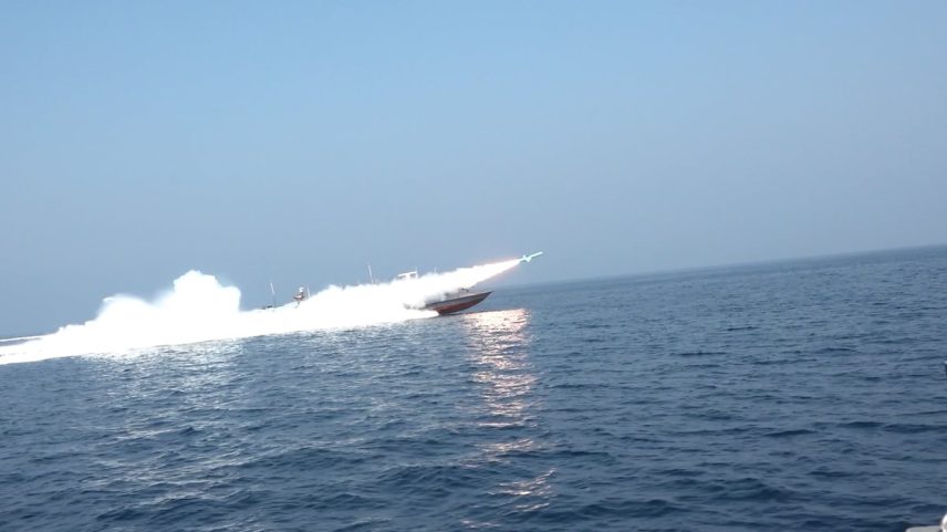 Maniobras iraníes en el estrecho de Ormuz previas al ataque de Israel y Estados Unidos este sábado.
