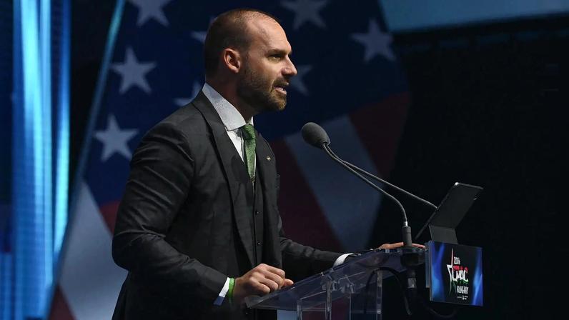 Ex-deputado Eduardo Bolsonaro permanece nos Estados Unidos e enfrenta processo administrativo sobre cargo na PF. (Foto: Zoltan Mathe/EFE/EPA)