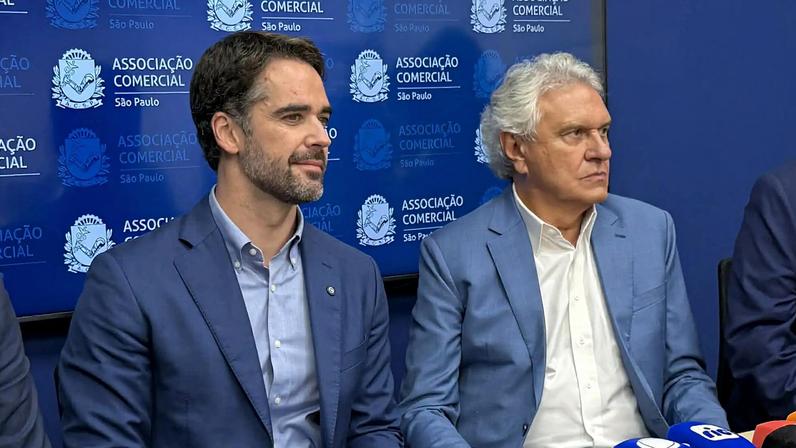Eduardo Leite e Ronaldo Caiado disputam protagonismo no PSD após a saída de Ratinho da corrida presidencial.