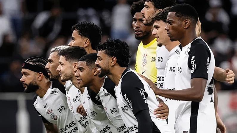 Titular do Corinthians comenta protesto da torcida: entregamos dois títulos
