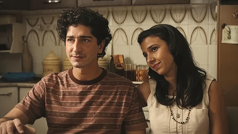 Johnny Massaro como Márcio e Júlia Portes como Bianca em "Emergência Radioativa"
