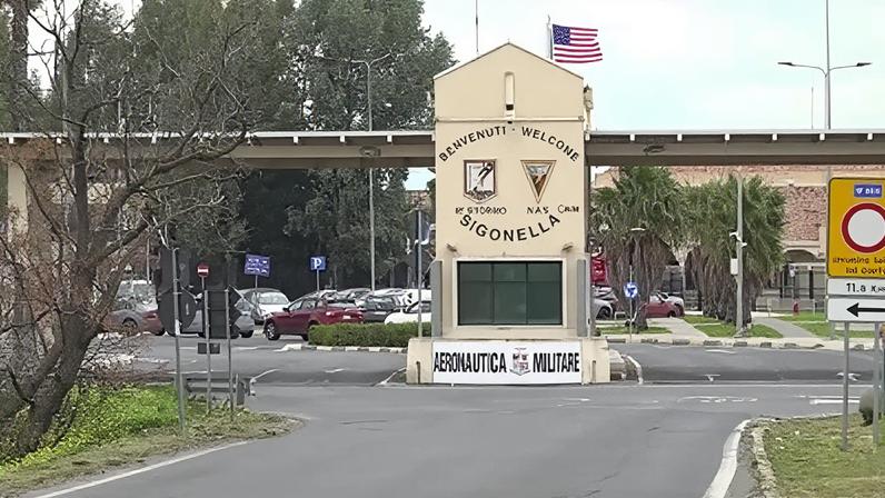Entrada da base aérea da Marinha dos EUA em Sigonella, na Sicília