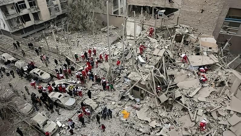Equipes de emergência atuam em área residencial após ataque em Teerã, no Irã