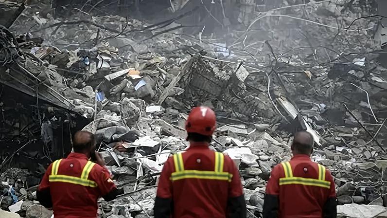 Equipes de resgate após ataques dos EUA e Israel em Teerã