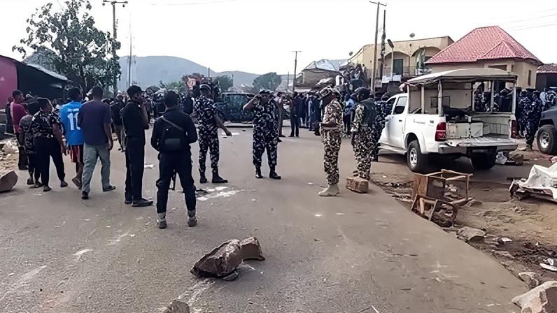 Estrada bloqueada por policiais após ataque no estado de Plateau, na Nigéria