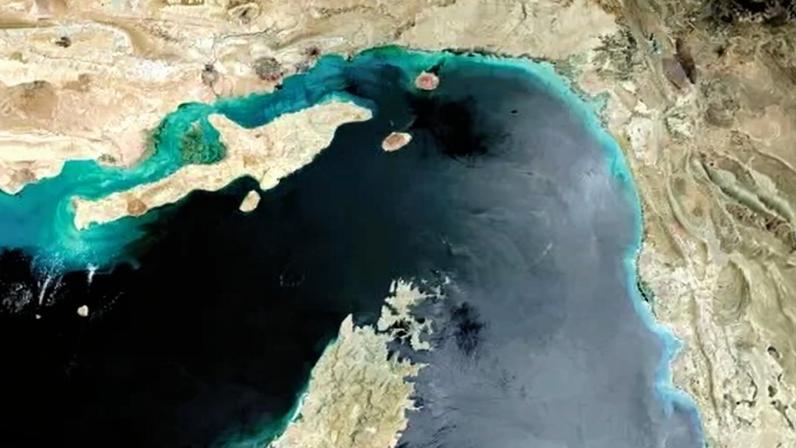 Imagem de satélite mostra o Estreito de Ormuz, região estratégica e considerada a mais delicada junto ao golfo de Omã