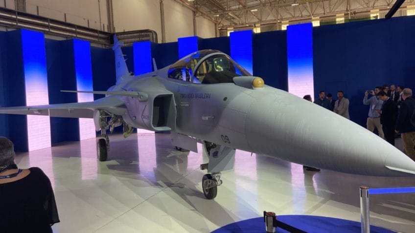 Na imagem, o F-39E Gripen, o 1ª caça supersônico produzido no Brasil, da Embraer e da fabricante sueca Saab