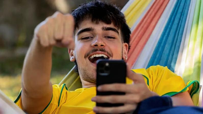 Juros compostos vs 'tigrinho': educação financeira e bets disputam o futuro dos jovens brasileiros