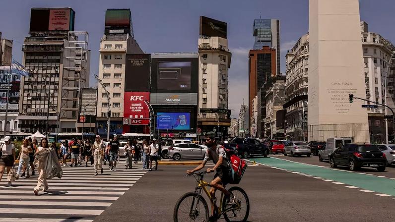 A taxa de aprovação de Milei caiu para 36,4% em março, a mais baixa de sua presidência, ante 44% no final do ano passado (Foto: Sarah Pabst/Bloomberg)