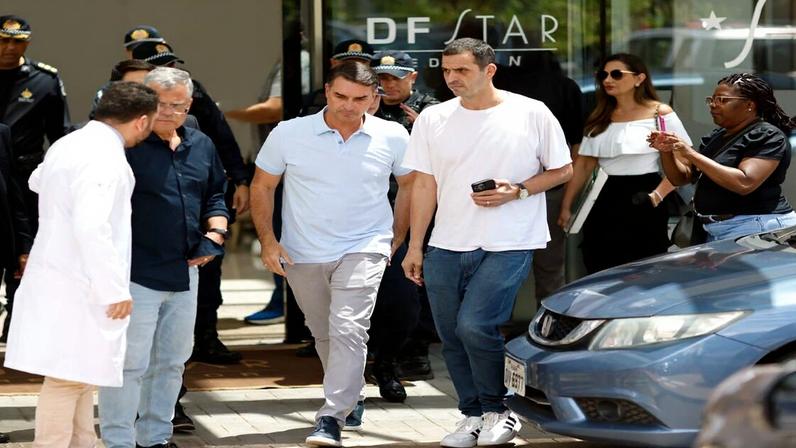 O senador Flávio Bolsonaro foi visitar o pai no hospital