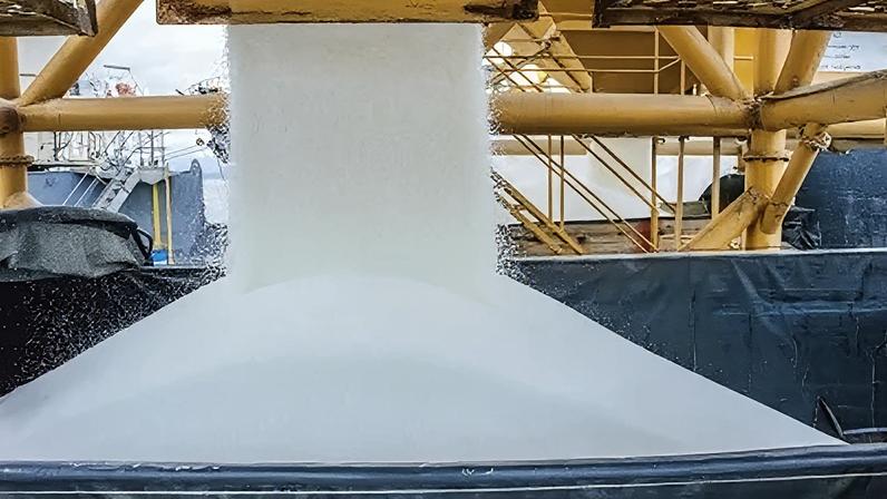 Imagem de descarga de fertilizantes no Porto de Paranaguá (PA)