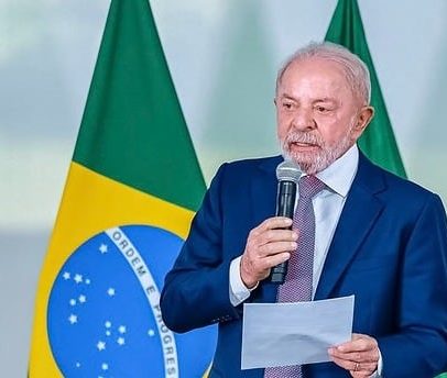 Lula afirma que eleição não é disputa entre times, mas entre verdade e mentira