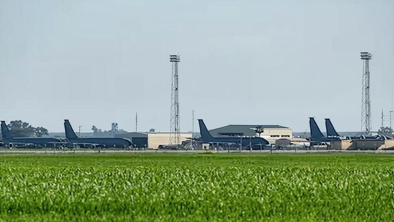 Vista de varios de aviones militares en la base militar que el Ejército estadounidense tiene en la localidad sevillana de Morón.