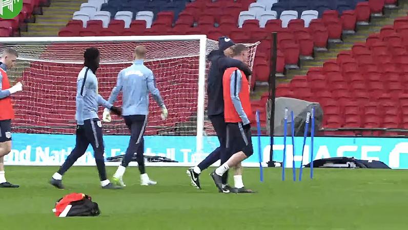 Thomas Tuchel e Cole Palmer compartilham um momento descontraído no treino da Inglaterra antes do amistoso contra o Uruguai.