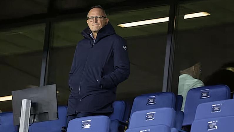 El alcalde de Le Havre, Édouard Philippe, asiste a un partido de fútbol en el estadio Océane en la ciudad, el 28 de febrero.