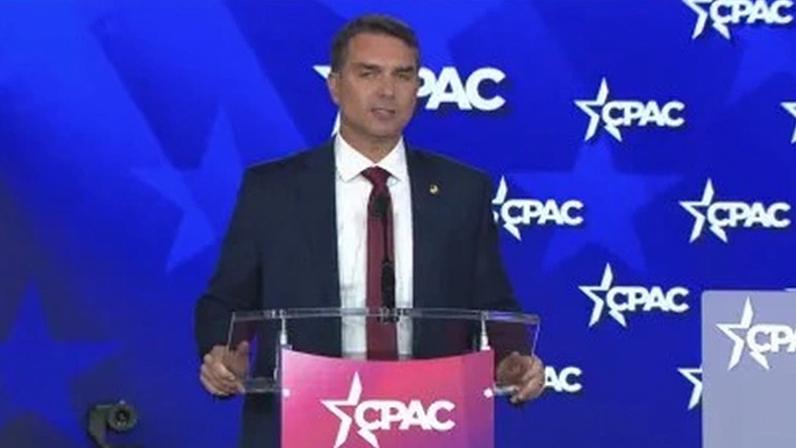 Flávio Bolsonaro durante discurso na CPAC 2026