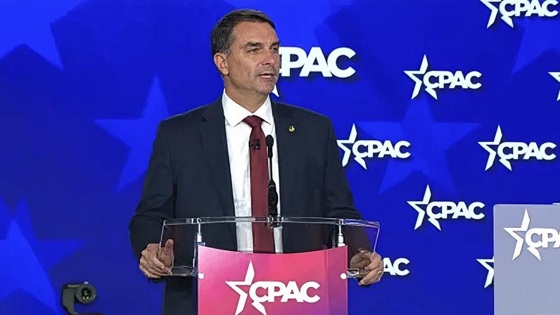 Flávio Bolsonaro durante discurso na CPAC 2026