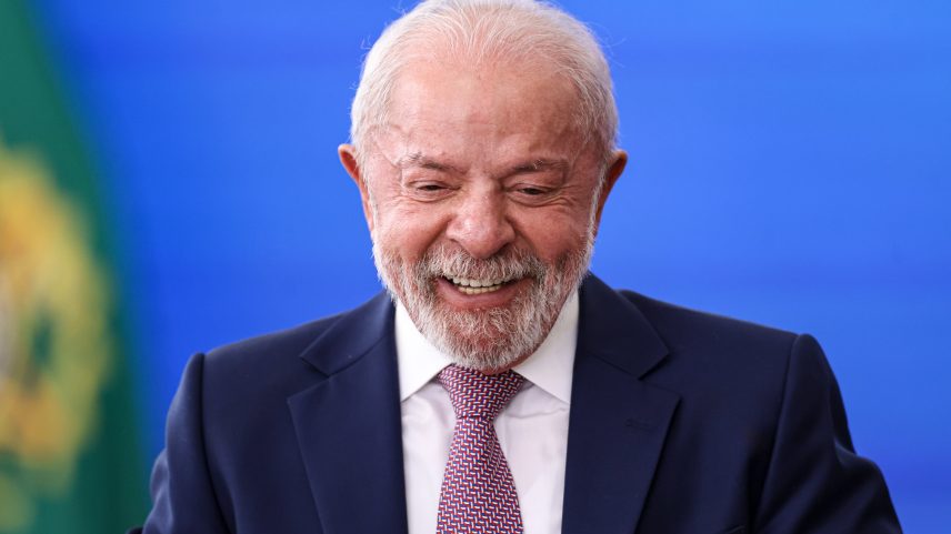 Lula critica desinformação, defende investimentos e eleva tom político em evento em SP