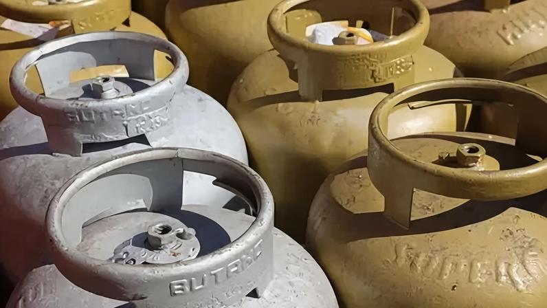 Botijões de gás de cozinha em revendedora em Campo Mourão, na Região Centro-Oeste do Paraná. Na foto, botijões de gás em distribuidora.