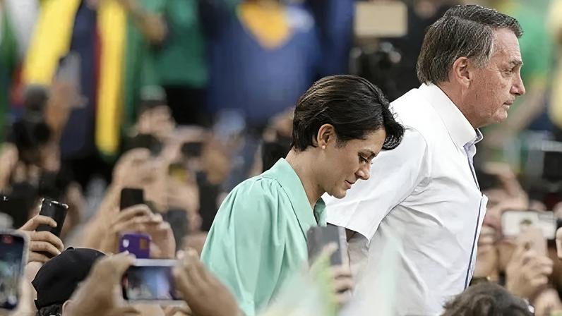 O candidato a presidência Jair Bolsonaro e Michele Bolsonaro durante convensão do partido Partido Liberal, PL, realizado no estádio Maracanãnzinho, na cidade do Rio de Janeiro, RJ, neste domingo (24)
