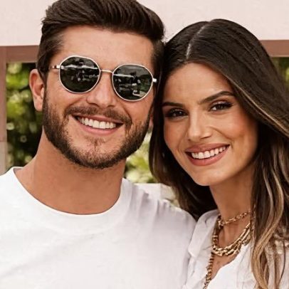 Camila Queiroz surge com bebê em rara aparição pública