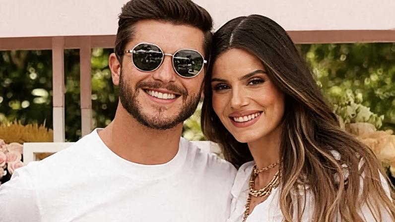 Camila Queiroz surge com bebê em rara aparição pública